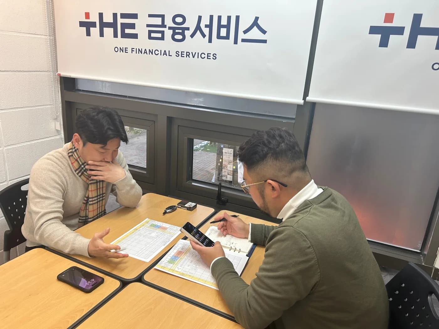 사무실에서 멘토와 함께 서류를 확인하며 상담을 준비하는 모습